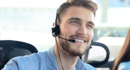 operatore che si affaccia al marketing call center